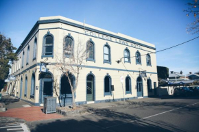 College Lawn Hotel, Melbourne